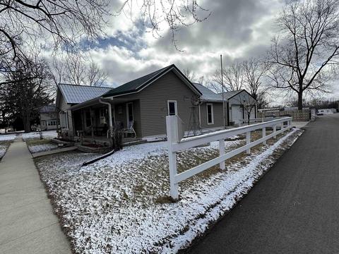 112 S 3rd St, Hazleton, IA 50641 photo 2