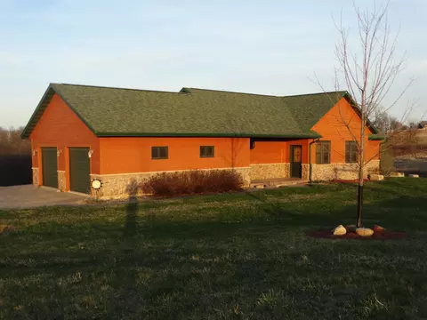 968 Majestic Oak Ridge Ln, Harpers Ferry, IA 52146