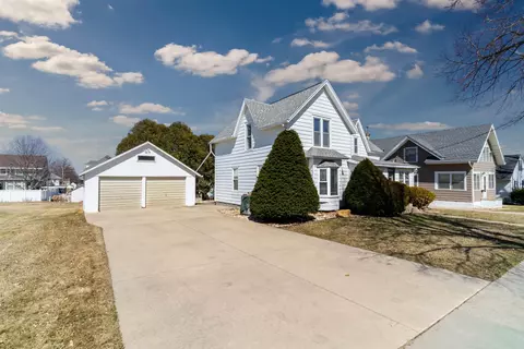 905 I Ave, Grundy Center, IA 50638