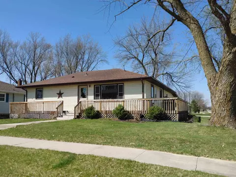 628 Prospect St, Manchester, IA 52057