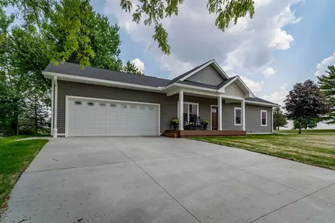 806 E 1st St, Grundy Center, IA 50638