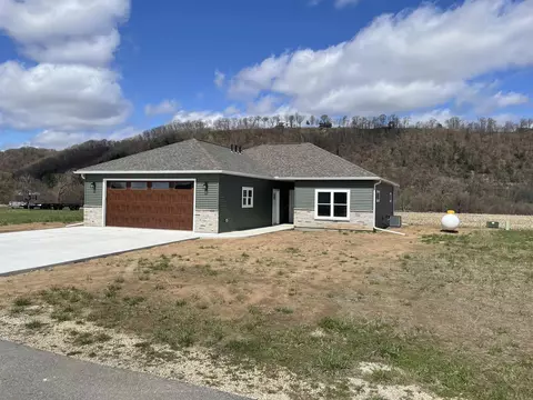 520 Brazell Point Dr, Harpers Ferry, IA 52146