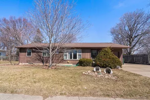 304 Orchard Dr, Cedar Falls, IA 50613
