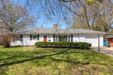 1124 S Hill Dr, Waterloo, IA 50701