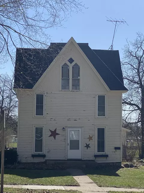 1414 Clark St, Charles City, IA 50616
