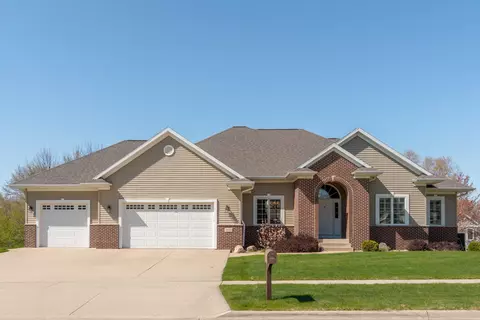 2626 Falcon Ln, Cedar Falls, IA 50613
