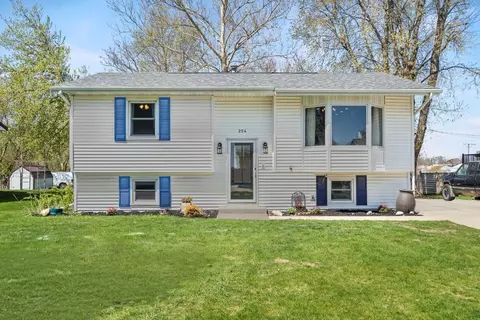 254 Easy St, Winthrop, IA 50682