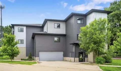 221 E 5th St #204, Cedar Falls, IA 50613