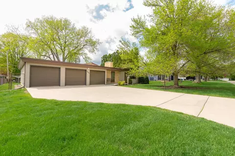 144 Hillcrest Rd, Waterloo, IA 50701