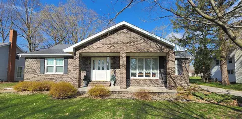 1214 N 3rd St, Manchester, IA 52057
