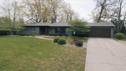 1107 Ellis Dr, Charles City, IA 50616