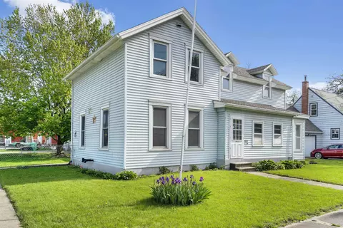 514 SW 2nd St, Independence, IA 50644