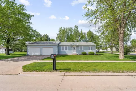 607 E 13th St, Vinton, IA 52349