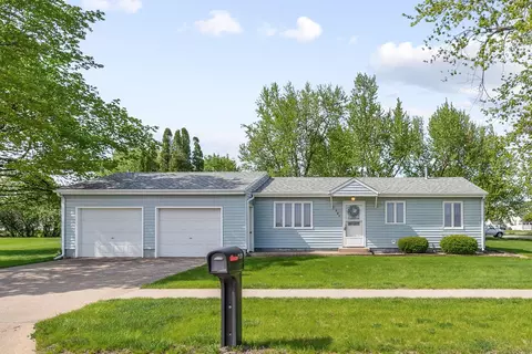 607 E 13th St, Vinton, IA 52349 photo 2