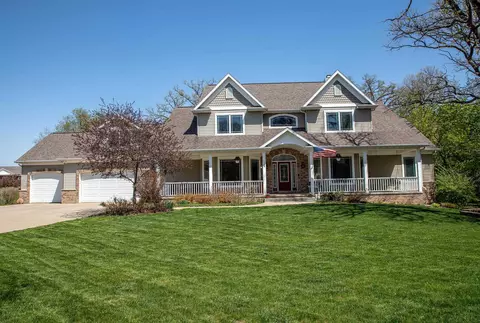 208 Oak Ridge Cir, Waverly, IA 50677