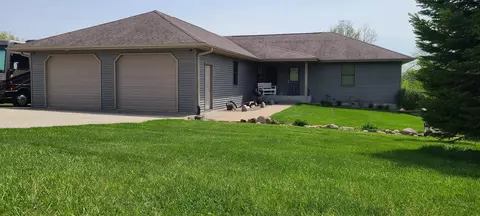 107 Woodsedge Ct, Mcgregor, IA 52157