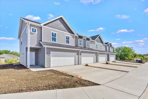 716 Spruce Needle Ln, Cedar Falls, IA 50613