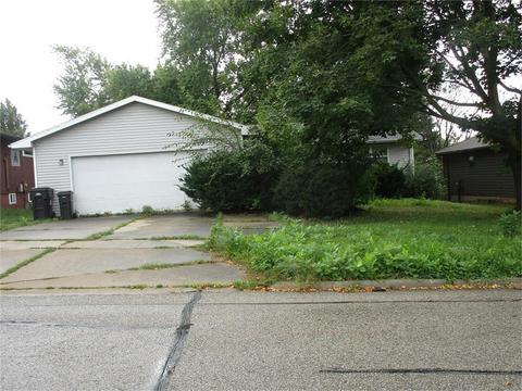 2208 Coventry Ln, Cedar Falls, IA 50613