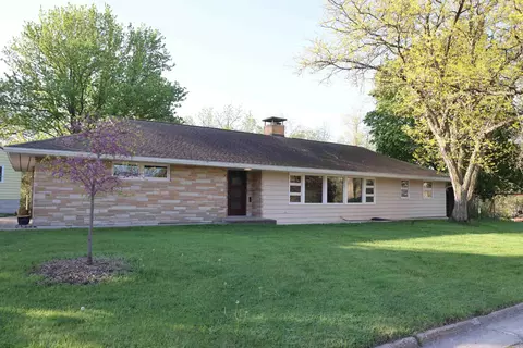 125 Pleasant Hill Dr, Decorah, IA 52101