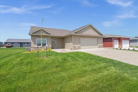 4225 Thresher Ct, Cedar Falls, IA 50613
