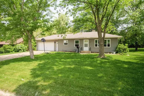 3306 Scenic Dr, Cedar Falls, IA 50613