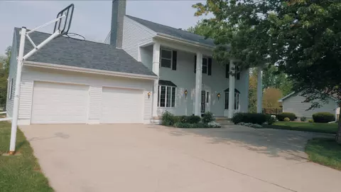 1204 Ellis Dr, Charles City, IA 50616