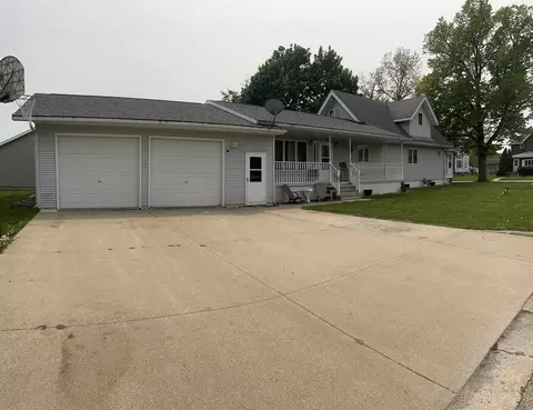 212 N Division St, Sumner, IA 50674