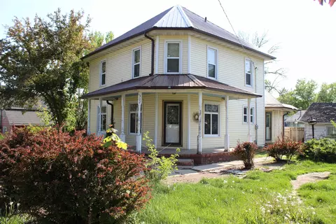 302 S Main St, Monona, IA 52159