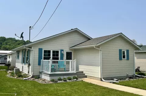 809 River St, Decorah, IA 52101 photo 1