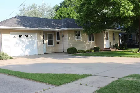 803 S Adams St, Wellsburg, IA 50680
