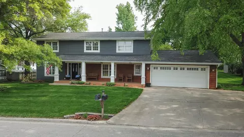 1204 Glenn St, Aplington, IA 50604
