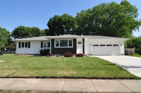 226 Orchard Dr, Cedar Falls, IA 50613