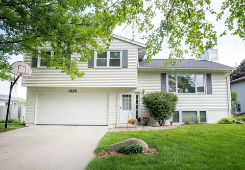 2125 Coventry Ln, Cedar Falls, IA 50613