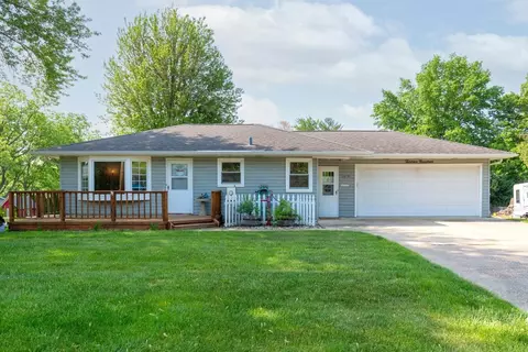 1319 Rainbow Dr, Cedar Falls, IA 50613