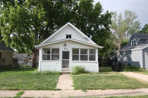 932 W 13th St, Cedar Falls, IA 50613