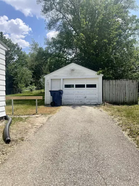 620 Cornwall Ave, Waterloo, IA 50702 photo 2