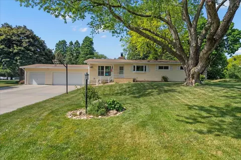 2236 Country Ln, Waterloo, IA 50701