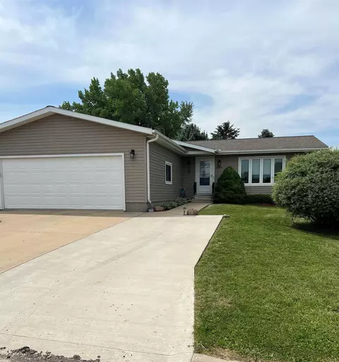 304 E North St, Calmar, IA 52132