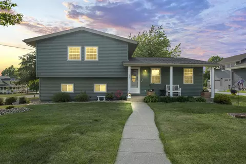 407 Park Ave, Strawberry Point, IA 52076