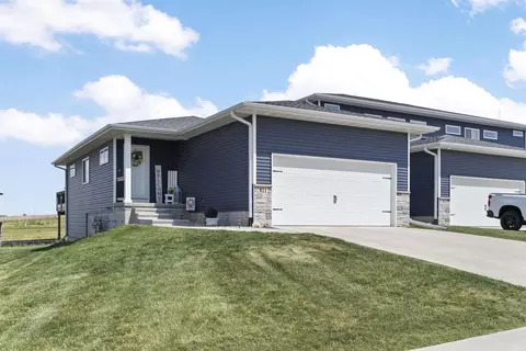 811 Grindstone Cir, Waterloo, IA 50702