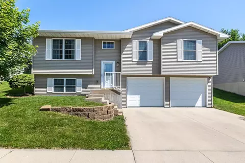 2093 Bald Eagle Ct, Dubuque, IA 52001