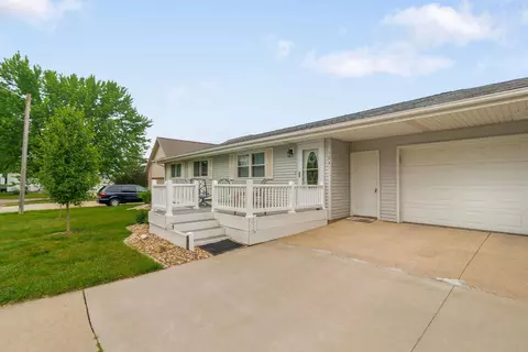 104 Eastgate Dr, Reinbeck, IA 50669