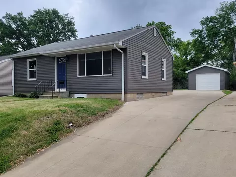 1202 W 10th St, Cedar Falls, IA 50613