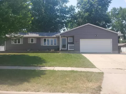2222 Crescent Dr, Cedar Falls, IA 50613