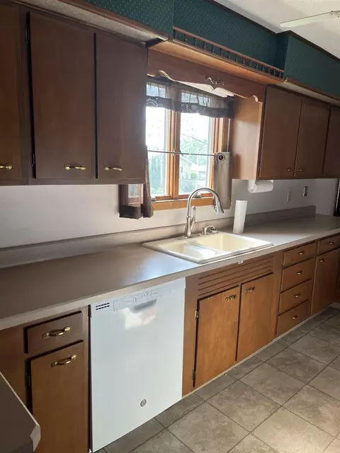 320 Howard St, Sumner, IA 50674 photo 4