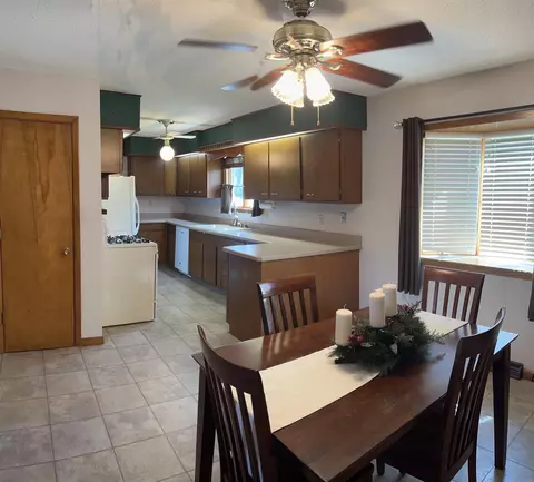 320 Howard St, Sumner, IA 50674 photo 3