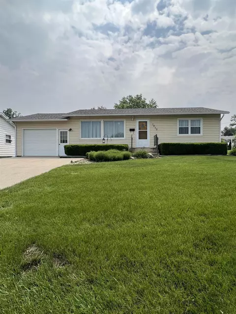 1010 Hall St, Tama, IA 52339