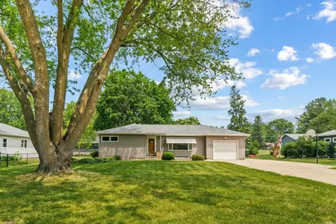 1716 Lilac Ln, Cedar Falls, IA 50613