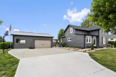 34 Eagle Rd, Waterloo, IA 50701