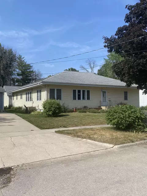 710 NE 6th St, Independence, IA 50644